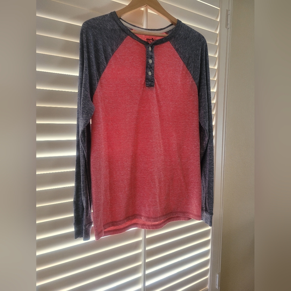 NWOT Urban Pipeline Distressed Long Sleeve - Size Medium
